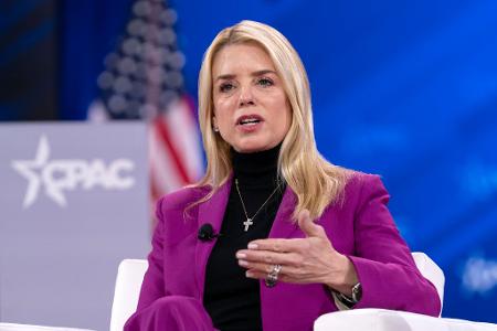 US-Justizministerin Pam Bondi hat angekündigt, dass bisher unter Verschluss gehaltene Akten zum Fall des mutmaßlichen Sexualstraftäters Jeffrey Epstein veröffentlicht werden sollen (Archivbild). US-Justizministerin Pam Bondi hat angekündigt, dass bisher unter Verschluss gehaltene Akten zum Fall des mutmaßlichen Sexualstraftäters Jeffrey Epstein veröffentlicht werden sollen (Archivbild).