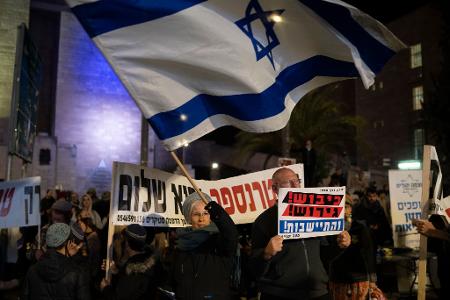 in Israel gibt es Rufe nach einer Fortsetzung des Krieges. 