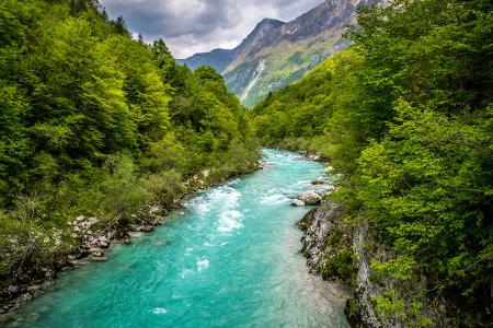 Soca River in der Nähe von Kobarid - Caporetto im Triglav Nationalpark in Slowenien, Europa. Nikon D850 
