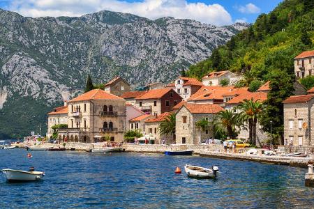 Küstenstadt von Montenegro, mediterane Häuser und Boote