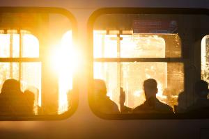 Autogenes Training, lesen oder kreative Tätigkeiten: Pendler können die Zeit in den öffentlichen Verkehrsmitteln sinnvoll nutzen.