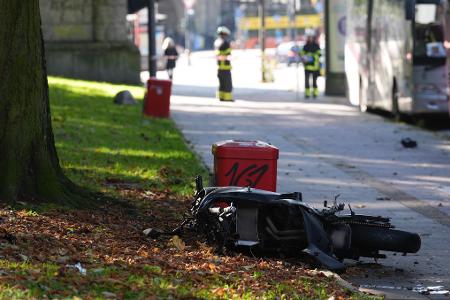 Ein Motorradfahrer ist mit einem Autofahrer zusammengestoßen. Ein Notarzt musste den verletzten Motorradfahrer versorgen. (Archivbild) Ein Motorradfahrer ist mit einem Autofahrer zusammengestoßen. Ein Notarzt musste den verletzten Motorradfahrer versorgen. (Archivbild)
