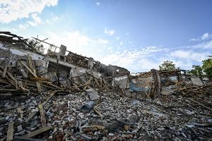Frontnahe Siedlungen in der Ostukraine wie die Stadt Myrnohrad geraten immer wieder unter russischen Beschuss mit zivilen Opfern. (Archivbild)