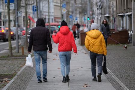 In Deutschland tragen viele seit Jahren in der Winterzeit gerne Pufferjacken - hier in Schwarz, Rot, Gelb. (Foto von 2021)