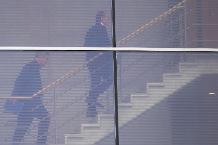 Hinter den Kulissen hat die Regierungsbildung begonnen. Union und SPD schickten insgesamt 18 Verhandler in die erste Runde. 