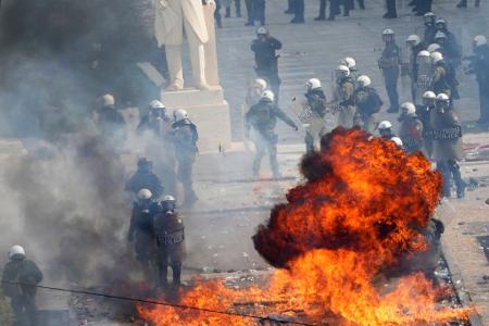 Vermummte schleuderten nach der Demo in Athen Brandsätze.