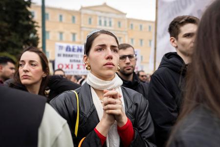 Bei dem schweren Zugunglück starben 57 Menschen. Das sorgt für Trauer und Wut bei Demonstrationen im ganzen Land.