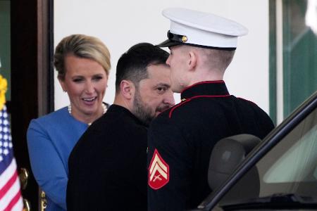 Selenskyj verlässt das Weiße Haus, ohne zu einer Vereinbarung mit Trump gekommen zu sein.