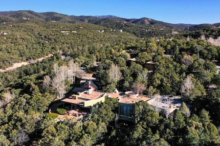 Die Leichen wurden in Hackmans Anwesen in Santa Fe gefunden. Die Leichen wurden in Hackmans Anwesen in Santa Fe gefunden.