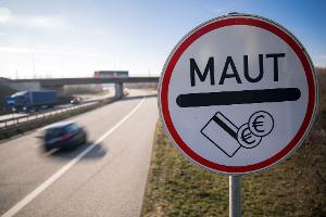 2019 scheiterten die Pkw-Maut-Pläne der damaligen Bundesregierung vor Gericht. Das kam die Steuerzahler im Land teuer zu stehen. Nun gibt es aber Anzeichen, dass sich in der CSU eine andere Meinung durchsetzen könnte. (Illustration)