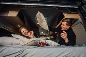 Dieser Campingbus mit Split-Bett bringt Stauraum