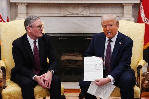 Der britische Premierminister Keir Starmer überreichte US-Präsident Donald Trump eine Einladung von König Charles zum Staatsbesuch im Vereinigten Königreich. (Archivfoto)
