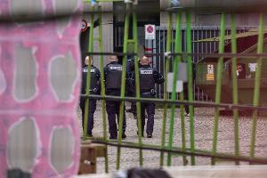 Justizbeamte stehen im Innenhof des Amtsgerichts Bielefeld. Dort in der Nähe fielen am Mittwoch Schüsse. Jetzt wurde ein zweiter Haftbefehl erlassen. (Archivbild) 