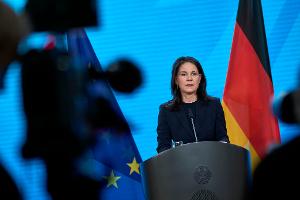 Man könne nicht bis zur Bildung einer neuen Bundesregierung warten, sagte Baerbock.