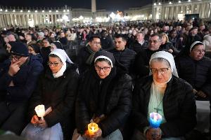 Unter den Gläubigen auf dem Petersplatz, die für Papst Franziskus beteten, waren auch zahlreiche Nonnen.