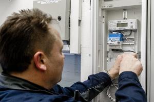 Ein Elektriker montiert einen digitalen Stromzähler mit einem Smart-Meter-Gateway zur Datenübertragung. (Archivbild)