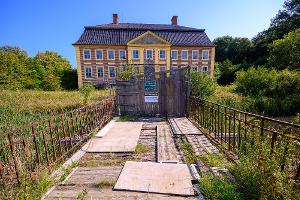 Das kulturgeschichtlich bedeutende Schloss Johannstorf im nordwestmecklenburgischen Dassow ist abgebrannt. (Archivbild)