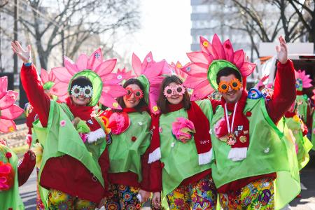  Einen Tag vor Rosenmontag ziehen traditionell die 