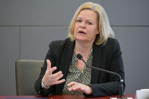 Bundesinnenministerin Nancy Faeser wird beim Kölner Rosenmontagszug dabei sein. (Archivbild)