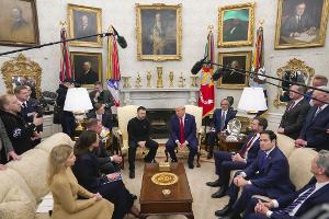 US-Außenminister Marco Rubio (2.v.r. auf dem Sofa) war bei dem Treffen im Weißen Haus mit dabei, das eskalierte. 