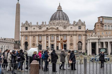 Auch auf dem Petersplatz wird wieder für Papst Franziskus gebetet.