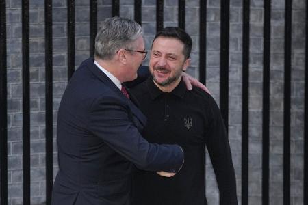 Der ukrainische Präsident Selenskyj (r.) freute sich sichtlich über den herzlichen Empfang in Großbritannien.