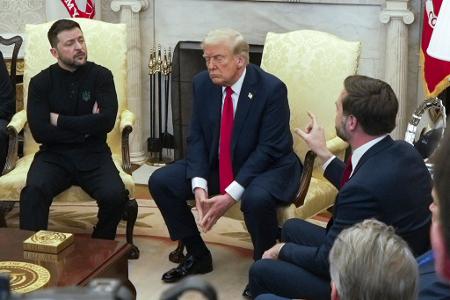 Klare Körpersprache: Selenskyj (l.) hört die Zurechtweisung durch den US-Präsidenten Trump und dessen Vize J.D. Vance. 