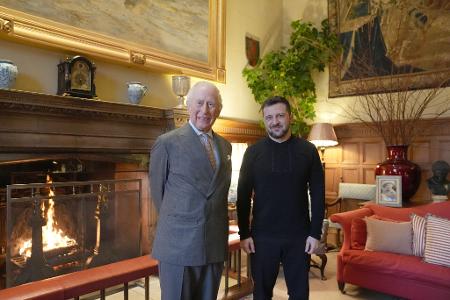 Selenskyj (r.) wurde von König Charles III. auf dem Landsitz Sandringham empfangen.