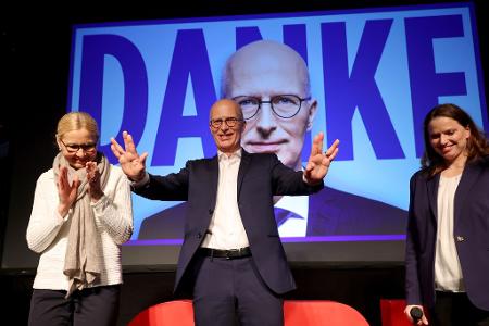 Peter Tschentscher kann nach dem Sieg seiner SPD bei der Bürgerschaftswahl auch die nächsten fünf Jahre Hamburgs Erster Bürgermeister bleiben. Peter Tschentscher kann nach dem Sieg seiner SPD bei der Bürgerschaftswahl auch die nächsten fünf Jahre Hamburgs Erster Bürgermeister bleiben.
