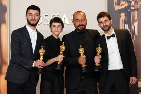 Basel Adra (l-r), Rachel Szor, Hamdan Ballal und Yuval Abraham haben einen Oscar für den besten Dokumentarfilm gewonnen. 