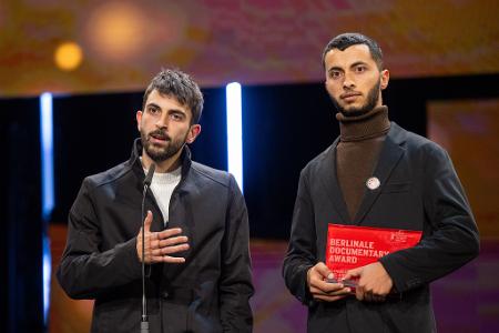 Die Regisseure Yuval Abraham (l) und Basel Adra hatten bei der Berlinale im vergangenen Jahr den Dokumentarfilmpreis entgegengenommen. (Archivbild)