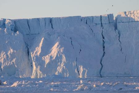 Risse sind im Ilulissat-Eisfjord in einem riesigen Eisberg zu sehen.