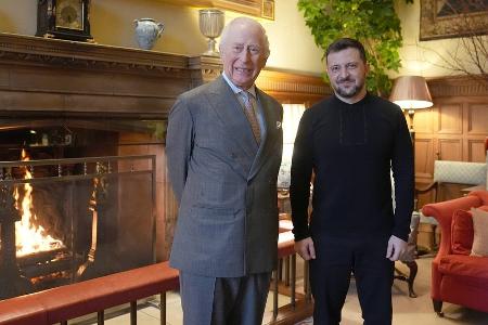 König Charles III. hat Selenskyj am Kaminfeuer empfangen König Charles III. hat Selenskyj am Kaminfeuer empfangen