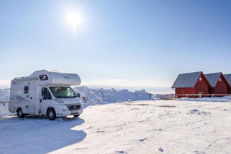 Wohnmobil im Schnee auf Lappland-Tour Täftea Wohnmobil im Schnee auf Lappland-Tour Täftea