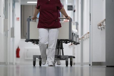 Beschäftigte in kommunalen Kliniken sind für Donnerstag zum Warnstreik aufgerufen. (Archivbild)