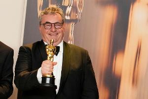 Gerd Nefzer freut sich im Presseraum der Oscarverleihung über seine erneute Auszeichnung.