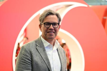 Vodafone-Deutschlandchef Marcel de Groot vor einem großen Plastik-Logo seiner Firma. Vodafone-Deutschlandchef Marcel de Groot vor einem großen Plastik-Logo seiner Firma.