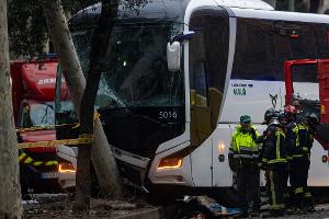 Beim Unfall wurden auch ein Baum und eine Straßenlaterne beschädigt. (Foto aktuell)