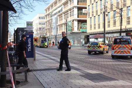 Nach der Todesfahrt in Mannheim bleiben Kaufhäuser am Dienstag geschlossen. Nach der Todesfahrt in Mannheim bleiben Kaufhäuser am Dienstag geschlossen.