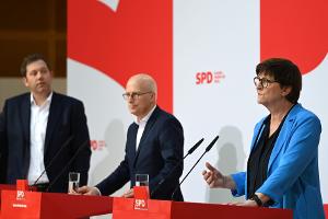 Hamburgs Bürgermeister Peter Tschentscher lässt die Frage nach dem künftigen Koalitionspartner seiner SPD vorerst offen. 