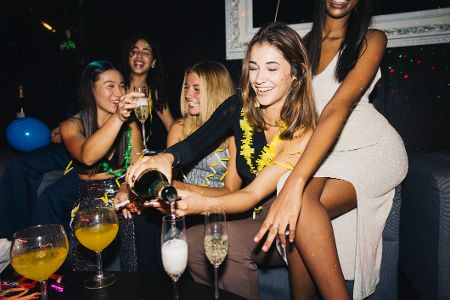 Gruppe von Jugendlichen trinkt Alkohol