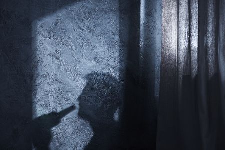 Schatten eines Mannes trinkt aus einer Flasche Alkohol Schatten eines Mannes trinkt aus einer Flasche Alkohol