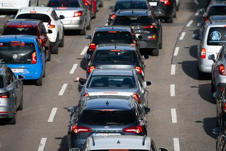 Auf deutschen Straßen ist der Anteil der Fahrzeuge mit alternativen Antrieben deutlich gestiegen. (Archivbild) Auf deutschen Straßen ist der Anteil der Fahrzeuge mit alternativen Antrieben deutlich gestiegen. (Archivbild)