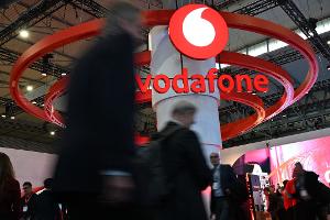 Das Vodafone-Logo am Messestand der Firma bei der Mobilfunk-Messe MWC.