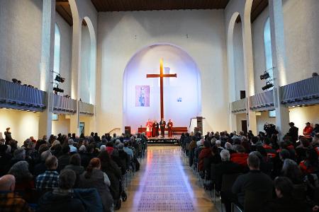 Bei einem Gedenkgottesdienst erinnerten viele Menschen an die Toten.