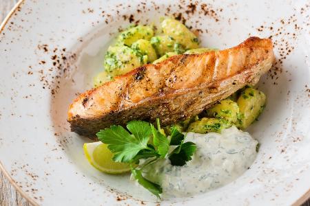 Zum Aschermittwoch: Lachsfilet auf samtigen Gnocchi mit Tartarsauce Zum Aschermittwoch: Lachsfilet auf samtigen Gnocchi mit Tartarsauce