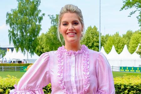 Moderatorin Angelina Kirsch präsentiert erstmals ihren Verlobten Moderatorin Angelina Kirsch präsentiert erstmals ihren Verlobten