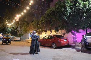 Am Stadtrand von Kairo ist Hammad Abdel-Kadir drei Stunden mit der Trommel unterwegs.