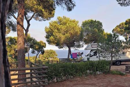 Campingplatz, Meer, Wohnmobil, Bäume, Costa Brava Campingplatz, Meer, Wohnmobil, Bäume, Costa Brava