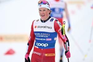 Vor 14. Gold: Kläbo winkt in der Staffel WM-Rekord